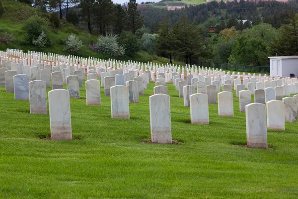 行白の大理石の墓石私たちサウスダコタ州ホット スプリングス国立墓地の丘の中腹の兵士の墓をマーキング — ストック写真