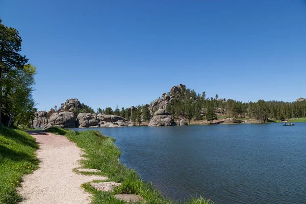 Яскраві Весняний День Сільвана Озеро Lakeside Шлях Унікальний Скельний Функцій — стокове фото