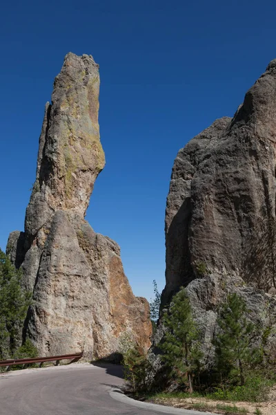 Des Formations Rocheuses Érodées Des Arbres Dressent Contre Ciel Bleu — Photo