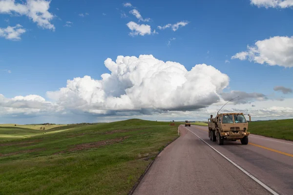 Militaire voertuigen op de Prairie — Stockfoto