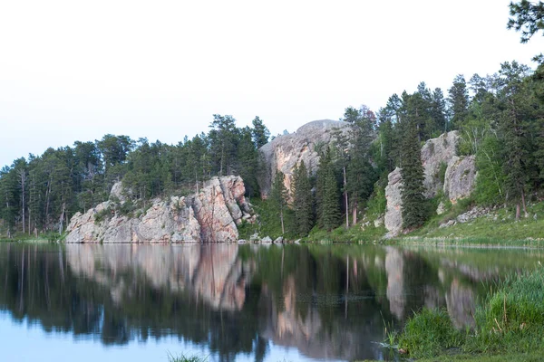 Stapelsee mit isoliertem Himmel — Stockfoto