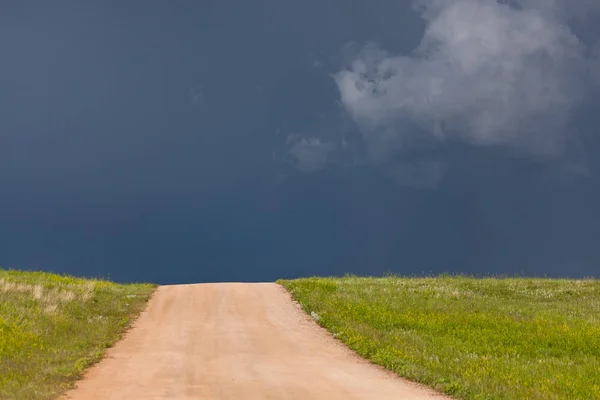 Estrada da sujeira em sol com tempestade — Fotografia de Stock