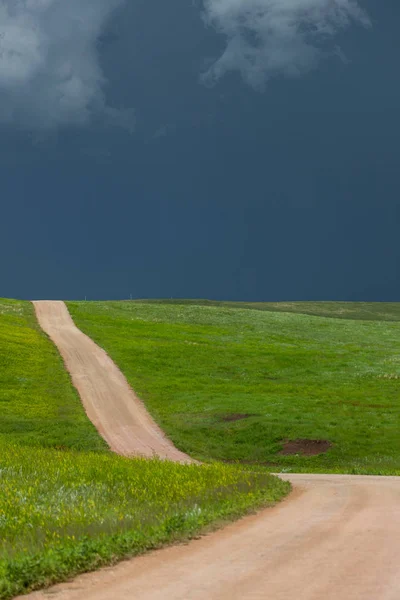 Estrada da sujeira em sol com tempestade — Fotografia de Stock