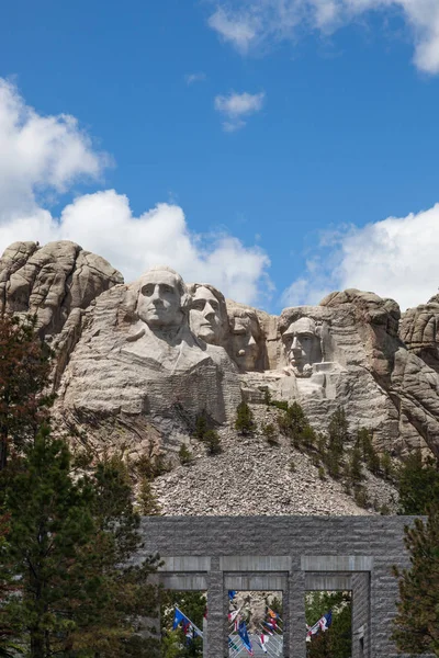 Mount rushmore med staten flaggor — Stockfoto