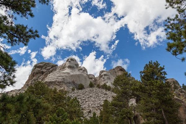 Mont Rushmore encadré par des pins — Photo