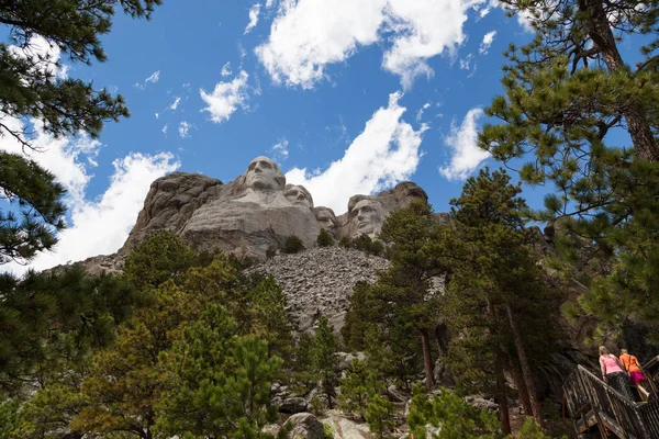 Turister på Mount Rushmore — Stockfoto