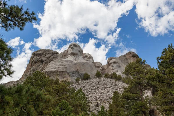 Monte Rushmore incorniciato da pini Foto Stock Royalty Free