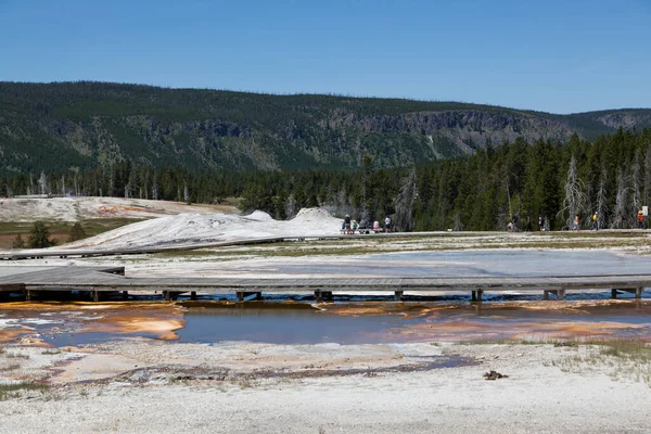 Yellowstone National Park Wyoming Usa Juli 2014 Een Groep Toeristen — Stockfoto