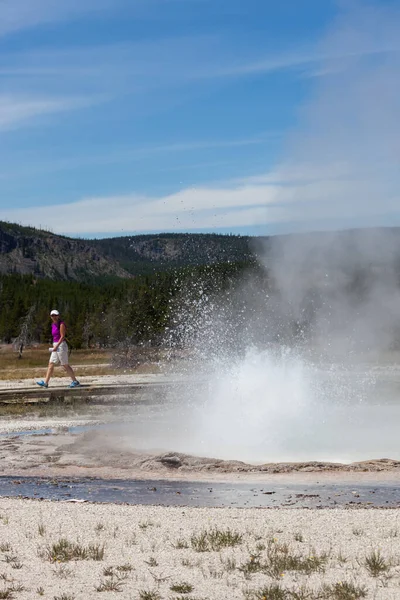 Parque Nacional Yellowstone Wyoming Estados Unidos Julio 2014 Una Mujer — Foto de Stock