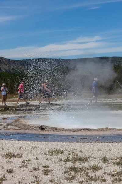 Parque Nacional Yellowstone Wyoming Estados Unidos Julio 2014 Una Familia — Foto de Stock