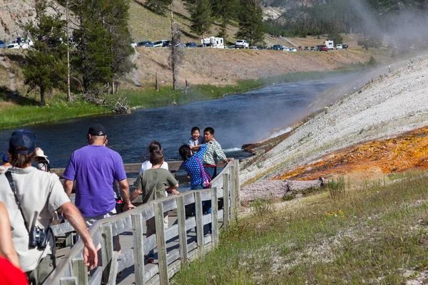 Yellowstone National Park Wyoming Eua Julho 2014 Turistas Tirando Fotos — Fotografia de Stock