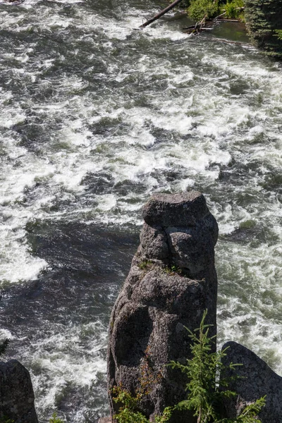 Pilar Roca Sobresale Junto Una Sección Salvaje Henrys Fork Del — Foto de Stock