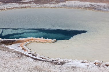 Eşsiz bakteri ve mineral oluşumlarıyla, Wyoming 'deki Yellowstone Ulusal Parkı' nın açık mavi termal suları hassas bir kenar oluşturuyor..