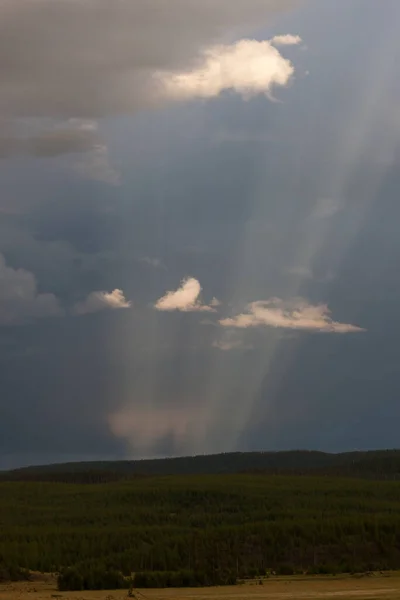 Ljusstrålar Ljus Kommer Bakom Mörka Stormmoln Och Berg Vid Solnedgången — Stockfoto