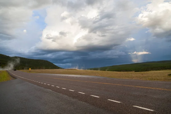 Brillantes Rayos Luz Salen Detrás Oscuras Nubes Tormenta Montañas Atardecer — Foto de Stock