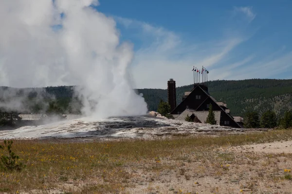 Old Faithful Geysir Freisetzung Dampf Mit Old Faithful Inn Hintergrund — Stockfoto