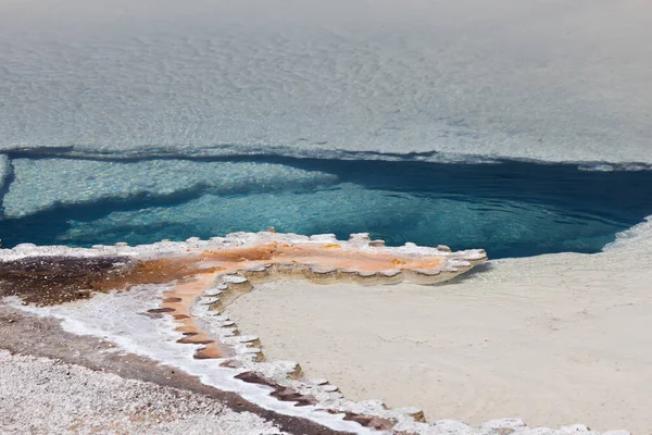 Helderblauwe Thermale Wateren Van Doublet Pool Met Zijn Unieke Bacteriën — Stockfoto