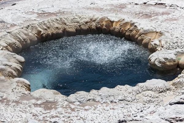Beach Springs Yellowstone National Park Bubbles Hot Water Steam Rising — Stock Photo, Image