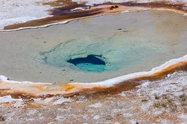 Bir jeotermal havuza ve Wyoming 'deki Yellowstone Ulusal Parkı' nın derinliklerindeki havalandırmaya bakıyoruz..