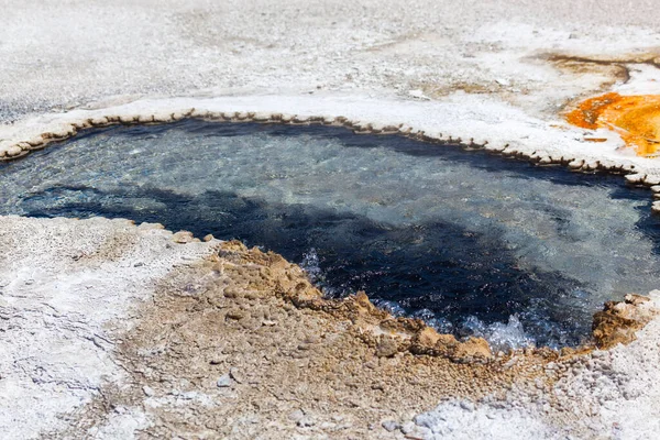 怀俄明州黄石公园的水泉 水深地下 水温沸腾 水泡滚滚 — 图库照片