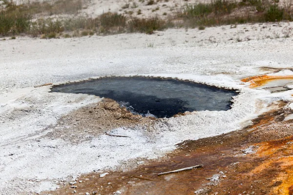 怀俄明州黄石公园的水泉 水深地下 水温沸腾 水泡滚滚 — 图库照片