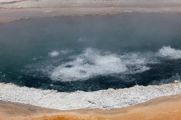 Eau Bouillante Bleu Profond Intérieur Piscine Crête Avec Une Bordure — Photo