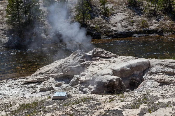 Mortar Geyser Margem Rio Firehole Liberando Vapor Dia Ensolarado Verão — Fotografia de Stock