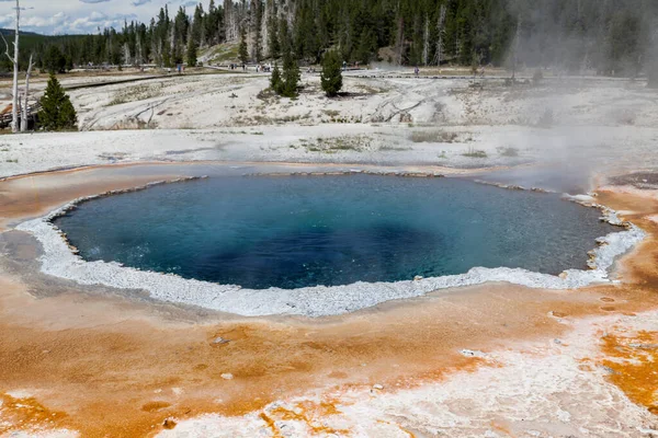 Piscina Crestada Con Agua Hirviendo Caliente Azul Profundo Vapor Paisaje — Foto de Stock