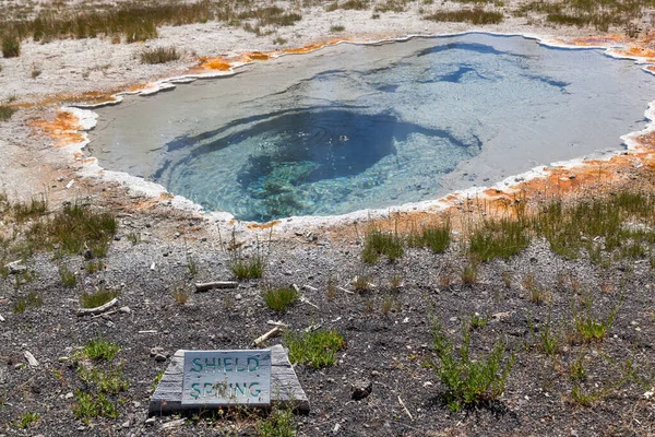 Una Burbujeante Piscina Agua Geotermal Con Una Bacteria Una Barrera — Foto de Stock