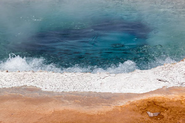 Közel Szélén Crested Pool Mély Kék Forrásban Lévő Víz Gőz — Stock Fotó