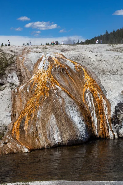Varmt Mineralvatten Från Vulkanisk Källa Rinner Nedför Vall Med Orange — Stockfoto