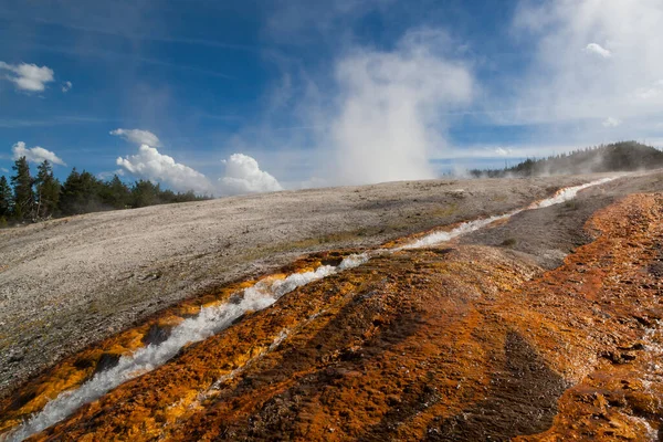 Agua Hirviendo Corre Cuesta Abajo Desde Cráter Excelsior Geyser Hasta —  Fotos de Stock