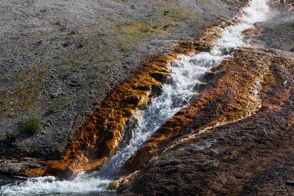 Wrząca Woda Spływa Krateru Excelsior Geyser Rzeki Firehole Parku Narodowym — Zdjęcie stockowe