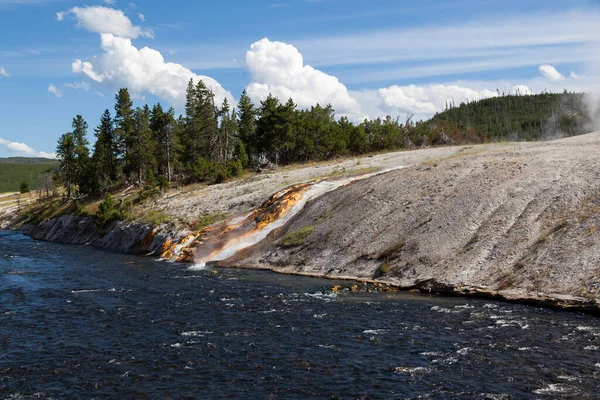 Agua Hirviendo Corre Cuesta Abajo Desde Cráter Excelsior Geyser Hasta — Foto de Stock