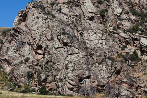 Una Pared Roca Natural Con Grietas Erosión Iluminada Por Sol — Foto de Stock
