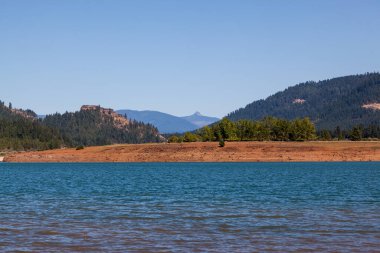 Lost Creek Gölü yüzeyinden Stewart Eyalet Parkı 'na Needle Eye Rock ve Union Peak ile birlikte Cascade Mountain Range ya da Oregon' a bakıyoruz..