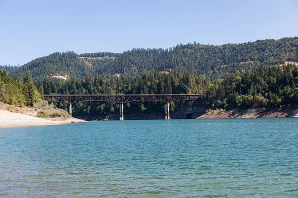 Kijkend Het Oppervlak Van Lost Creek Lake Naar Een Zijaanzicht — Stockfoto