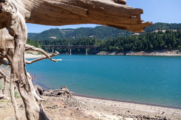 Kijkend Het Oppervlak Van Lost Creek Lake Naar Een Zijaanzicht — Stockfoto