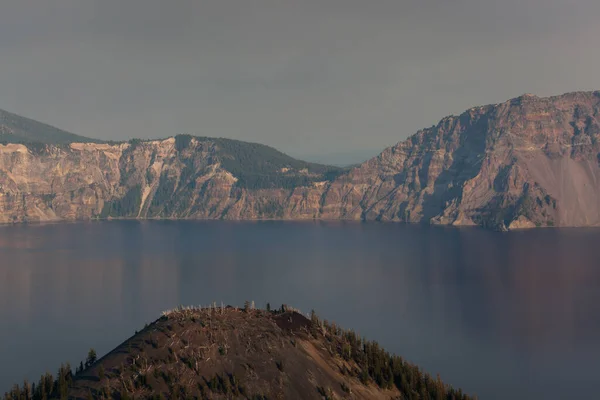 Κοιτάζοντας Πάνω Από Wizard Island Κώνο Στη Λίμνη Crater Και — Φωτογραφία Αρχείου