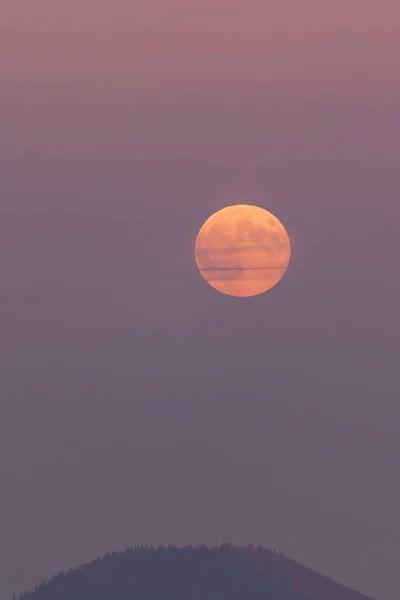 Uma Lua Cheia Nasce Leste Enquanto Sol Põe Oeste Com — Fotografia de Stock