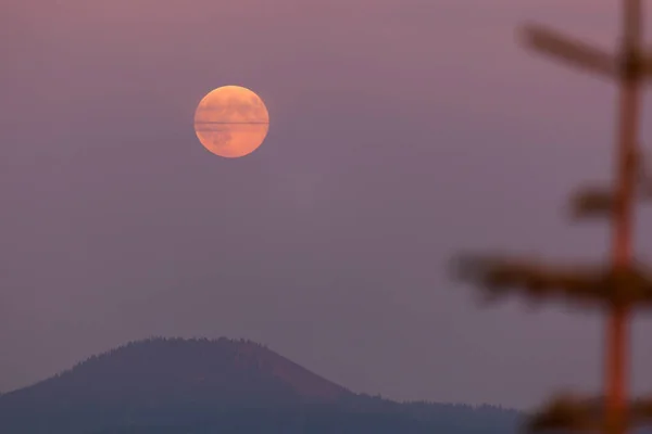 Een Volle Maan Komt Het Oosten Terwijl Zon Ondergaat Het — Stockfoto