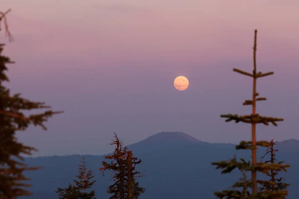 Een Volle Maan Komt Het Oosten Terwijl Zon Ondergaat Het — Stockfoto