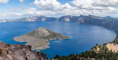 Watchman Peak Trail 'den görülen derin mavi krater gölü ve Büyücü Adası Mt. Scott Güney Oregon Şelalelerinde Bulutlarla dolu geç bir yaz gününde.