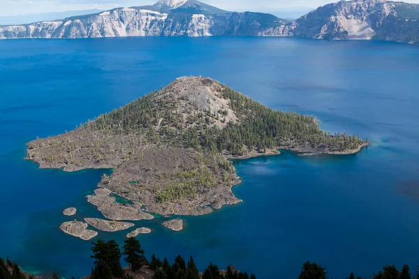 Den Vulkaniska Kon Wizard Island Omgiven Djupa Blå Vattnen Crater — Stockfoto
