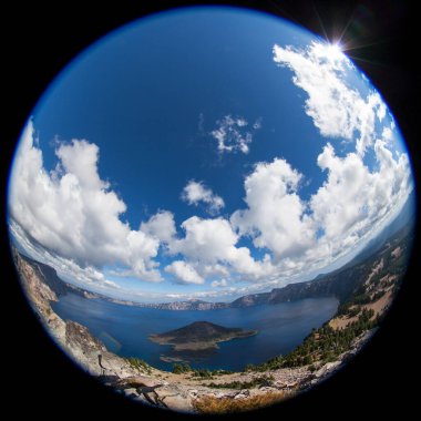 Krater Gölü ve gökyüzü geniş açılı bir mercekle güneş patlaması ile gezegensel bir etki yaratan soyut bir daireye dönüşmüş..