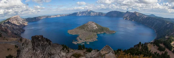 Ein Dramatischer Blick Auf Den Tiefblauen Kratersee Und Die Zauberinsel — Stockfoto