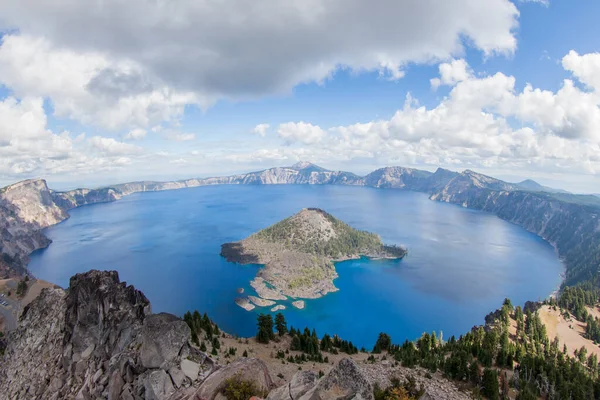 Ein Dramatischer Blick Auf Den Tiefblauen Kratersee Und Die Zauberinsel — Stockfoto