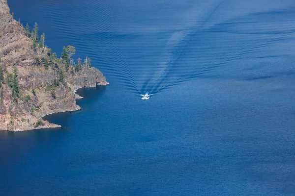 Barco Passeio Leva Pessoas Redor Magnificamente Azul Profundo Lago Cratera — Fotografia de Stock