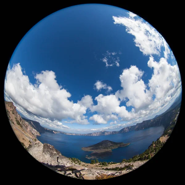 陨石坑湖和天扭曲与广角镜在一个抽象的圆 使行星效应 — 图库照片