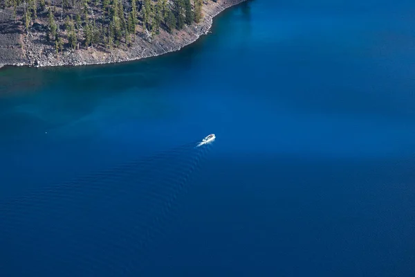 Barco Passeio Leva Pessoas Redor Magnificamente Azul Profundo Lago Crater — Fotografia de Stock